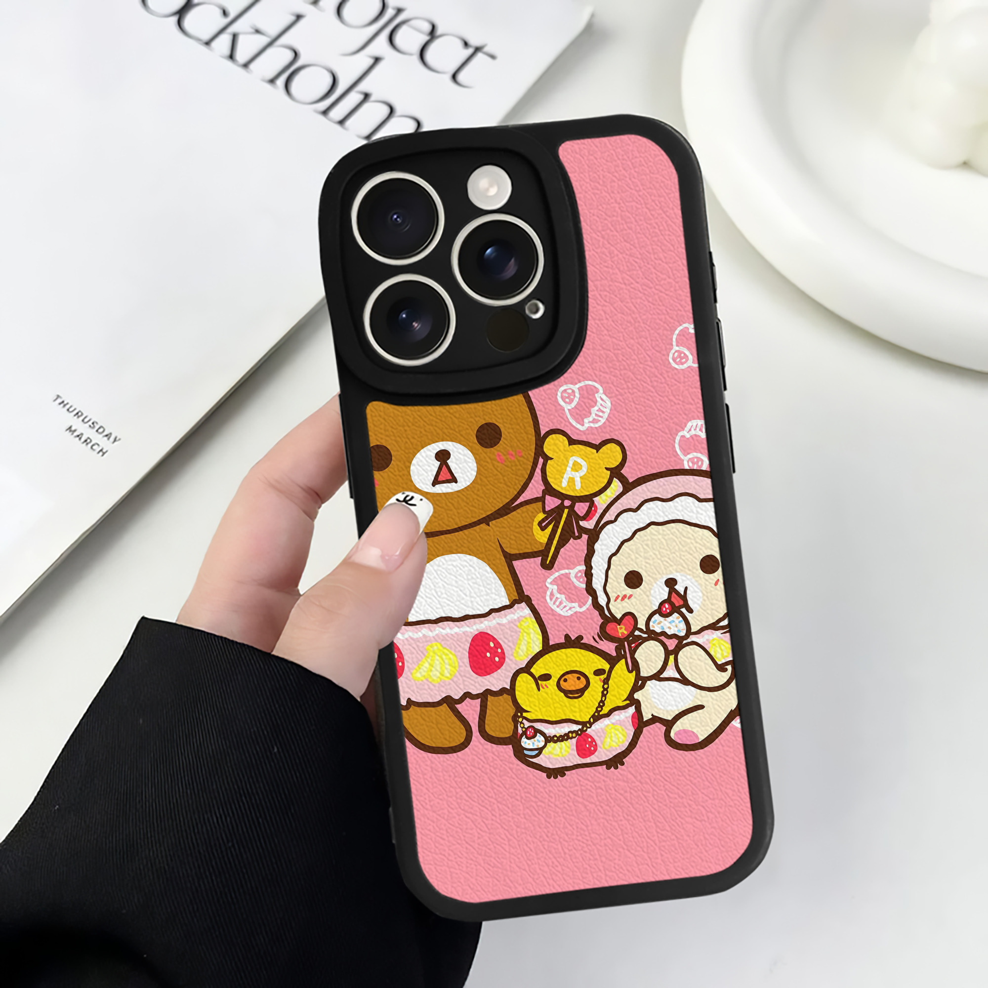 （画像用） リラックマ リラックマ キイロイトリ Rilakkuma Korilakkuma Kiiroitori 【iPhone 16シリーズ対応】シリコンスマホケース（レザー調） 材質：シリコン